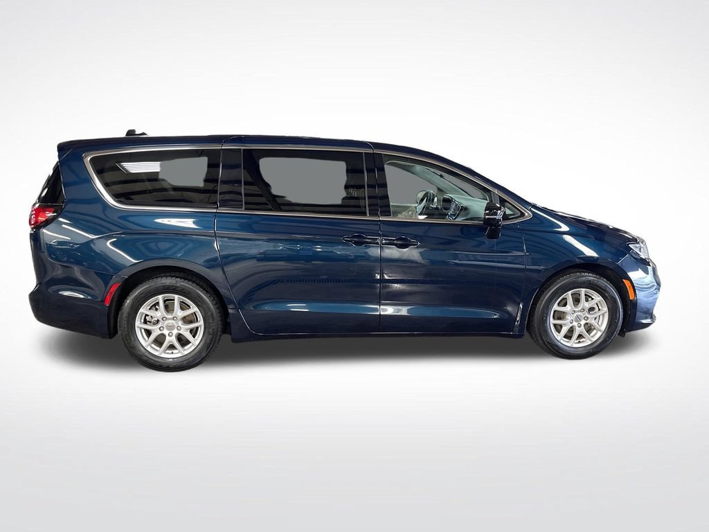 Used 2024 Chrysler Pacifica Touring-L FWD image 7