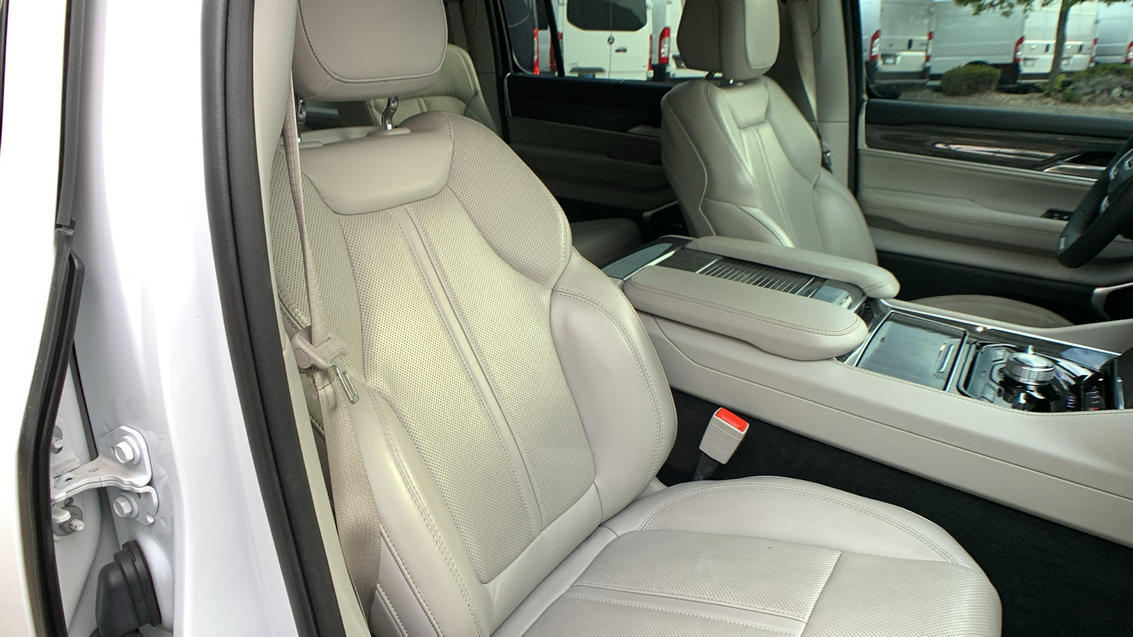 Used 2022 Jeep Wagoneer Series III w/ Premium Group I AWD/4WD image 33