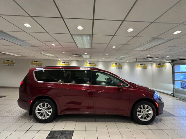 Used 2022 Chrysler Pacifica Touring-L AWD/4WD image 3