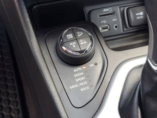Used 2015 Jeep Cherokee Trailhawk w/ Comfort/Convenience Group AWD/4WD image 28