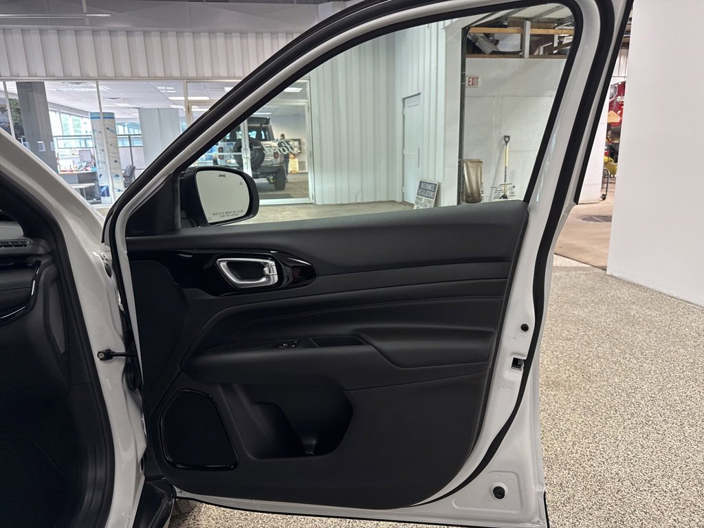 New 2025 Jeep Compass Latitude w/ Altitude Special Edition image 24