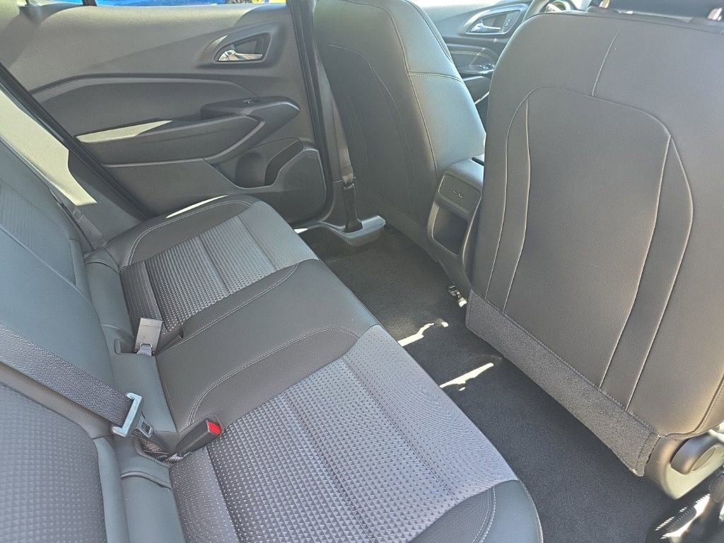 Used 2025 Chevrolet Trax LT FWD image 17