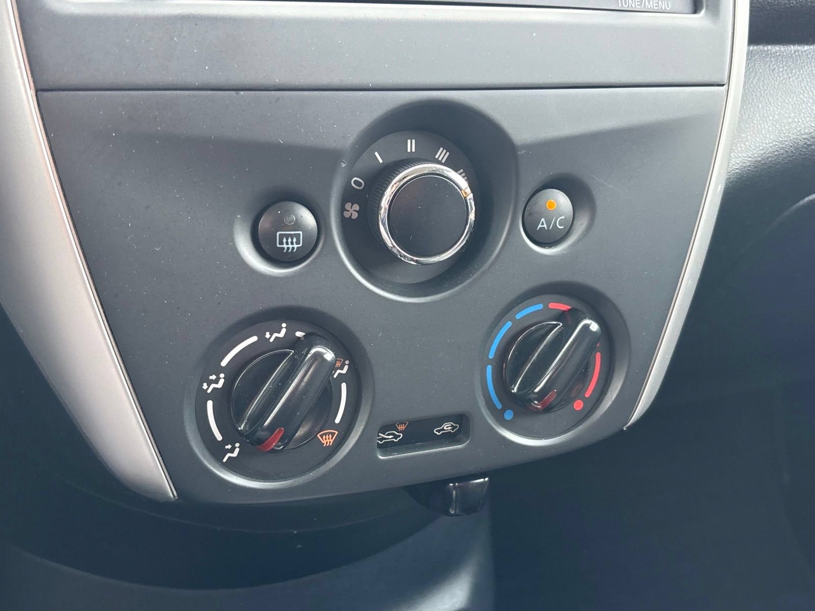 Used 2015 Nissan Versa SV FWD image 21