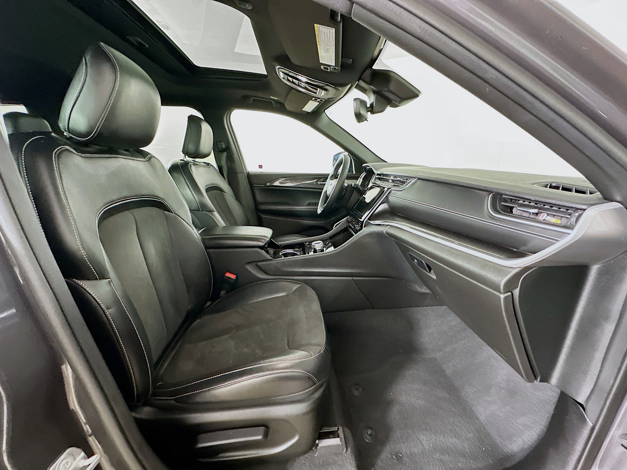 Used 2022 Jeep Grand Cherokee L Laredo image 33