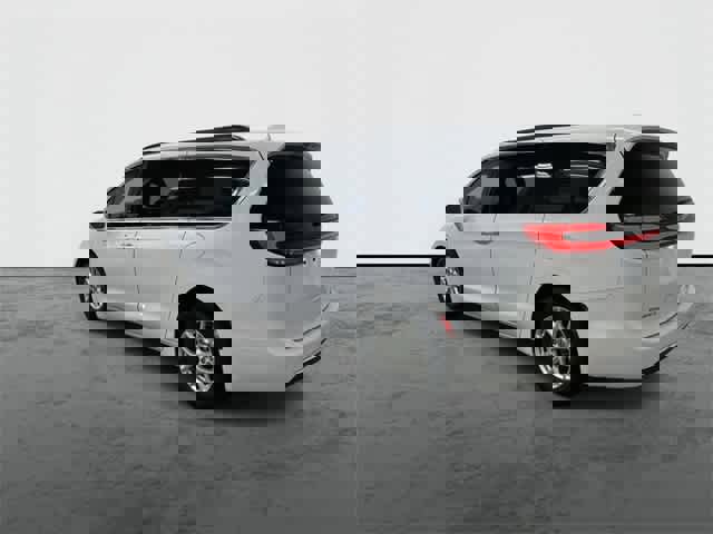 Used 2022 Chrysler Pacifica Touring-L image 9