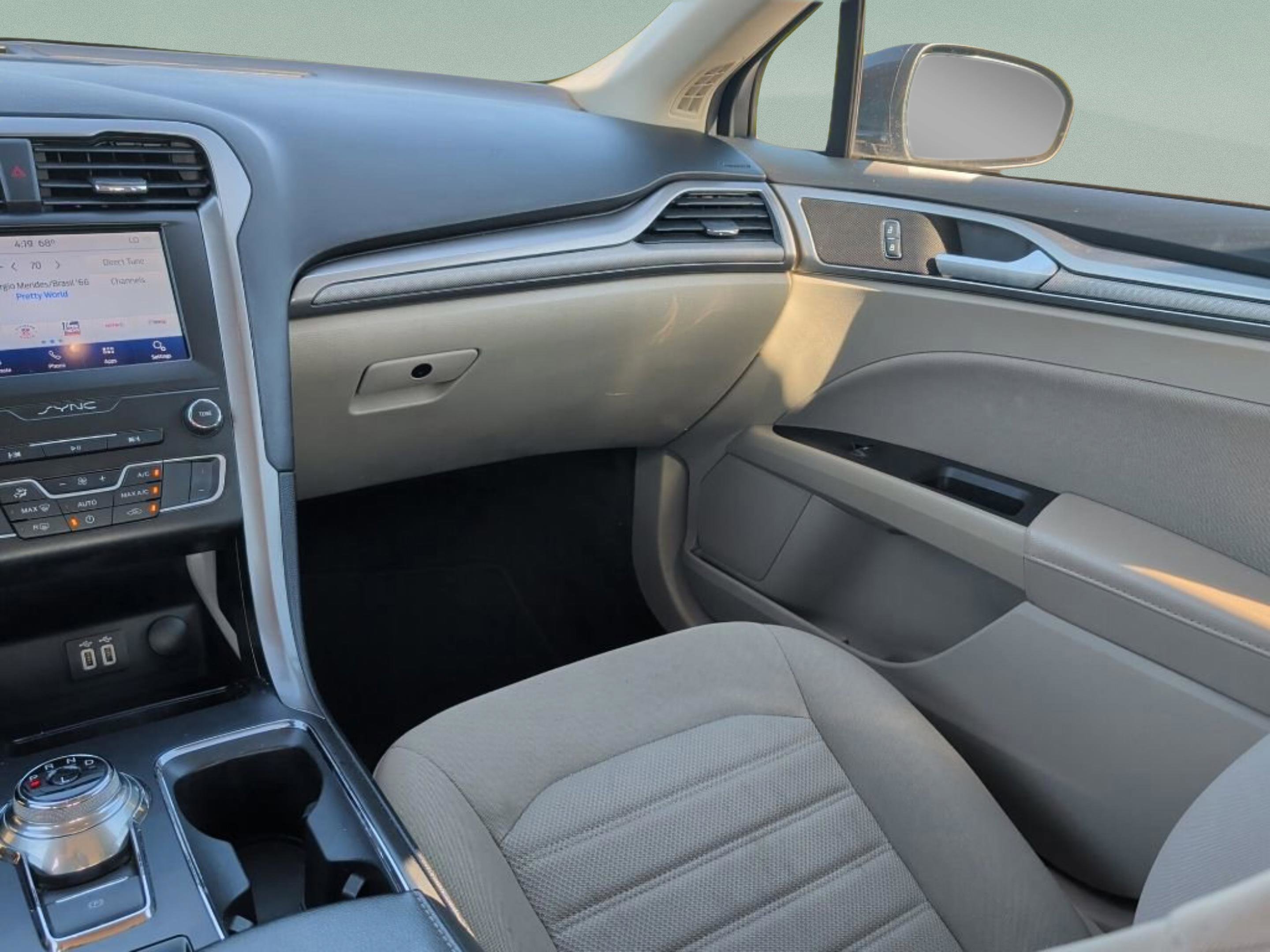 Used 2020 Ford Fusion SE image 32