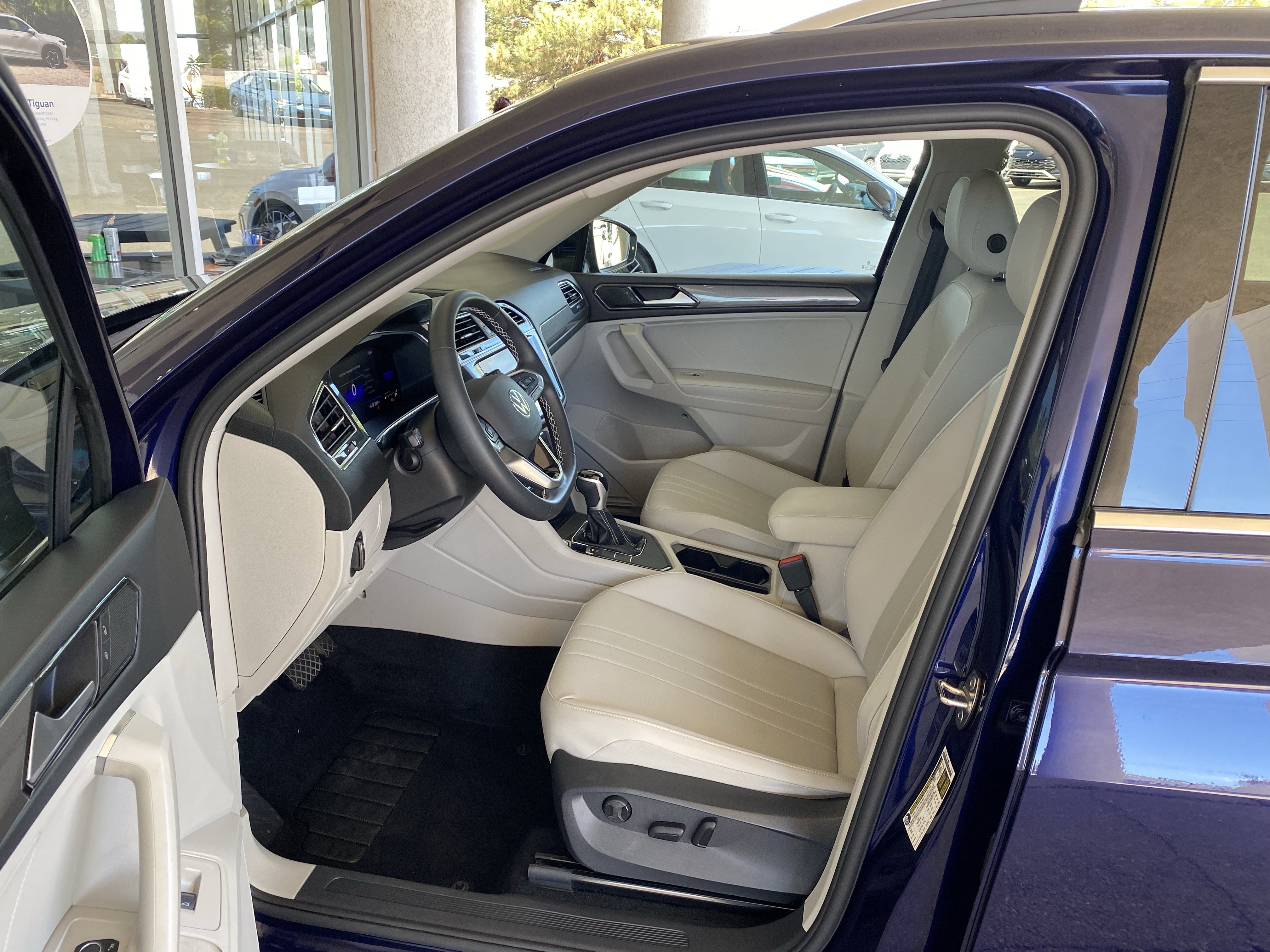 Used 2023 Volkswagen Tiguan SE w/ Panoramic Sunroof Package image 27