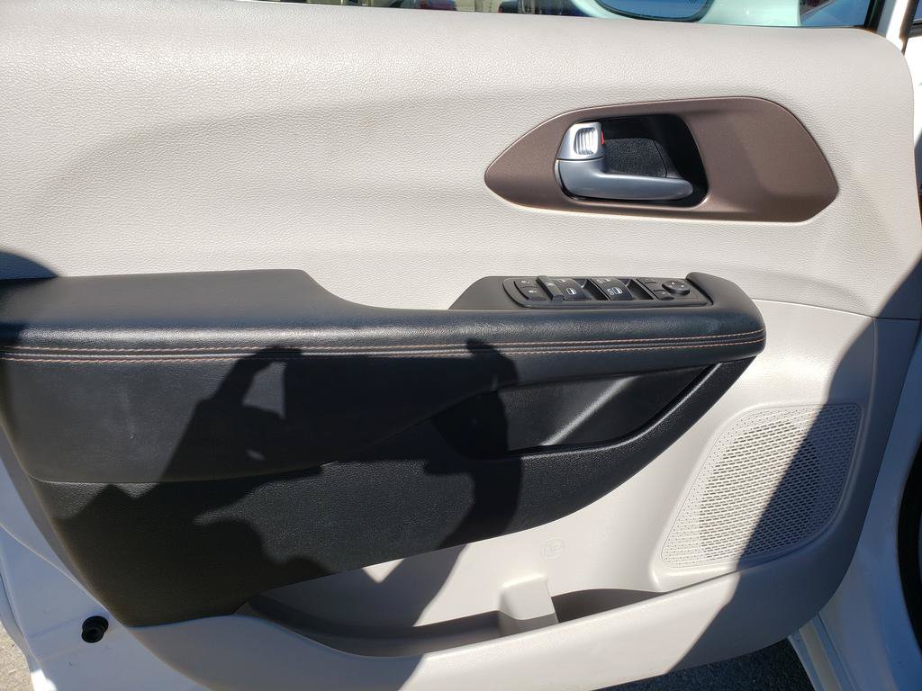 Used 2018 Chrysler Pacifica Touring-L FWD image 11