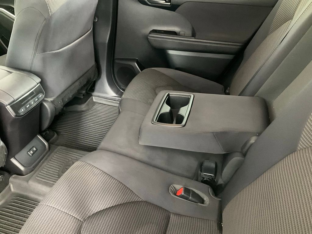Used 2021 Toyota Highlander LE image 12