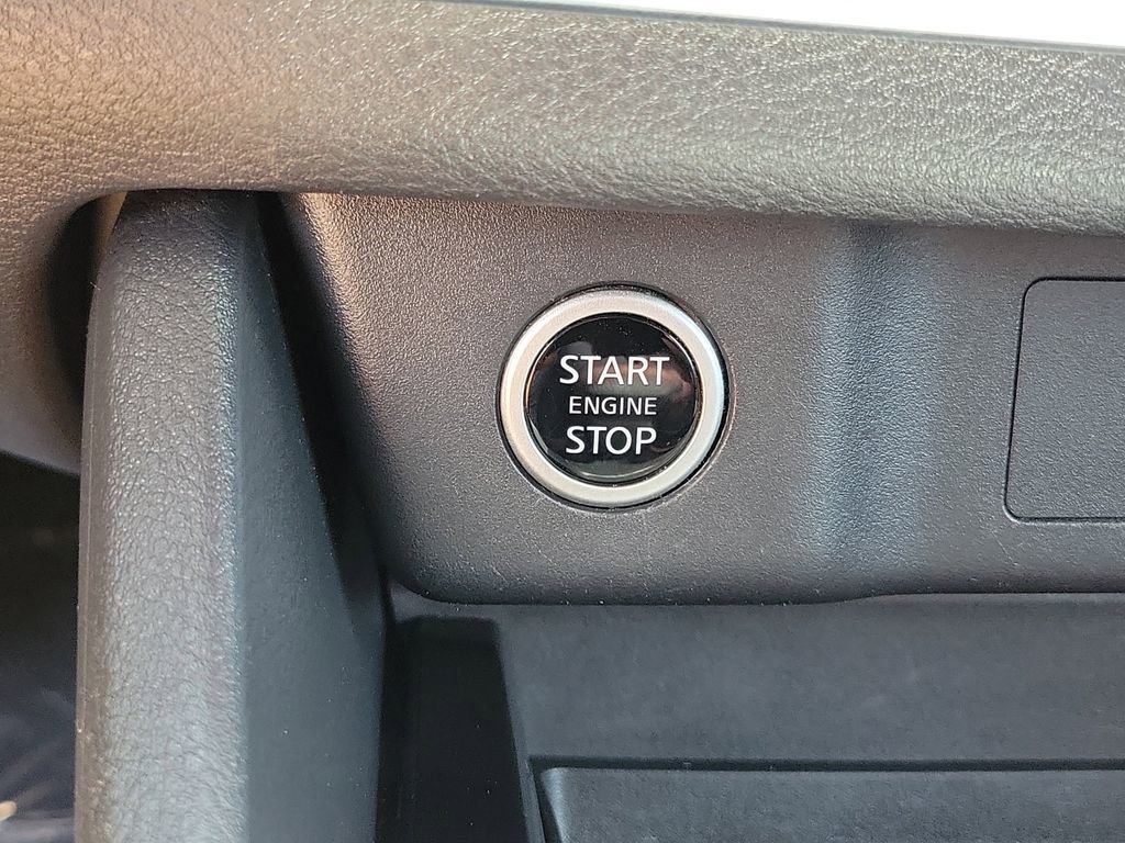 Used 2023 Nissan Rogue S image 9