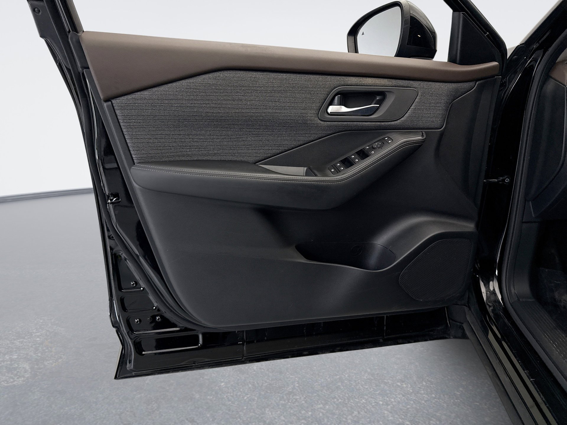 Used 2023 Nissan Rogue SV image 9