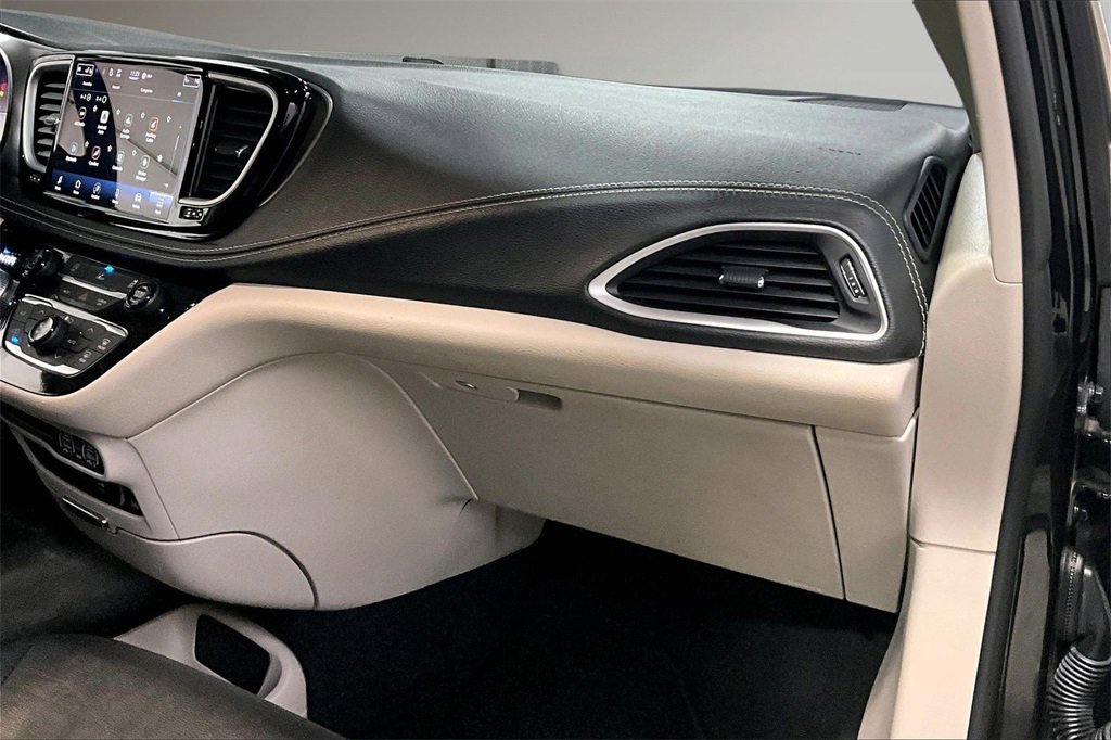 Used 2022 Chrysler Pacifica Touring-L image 27