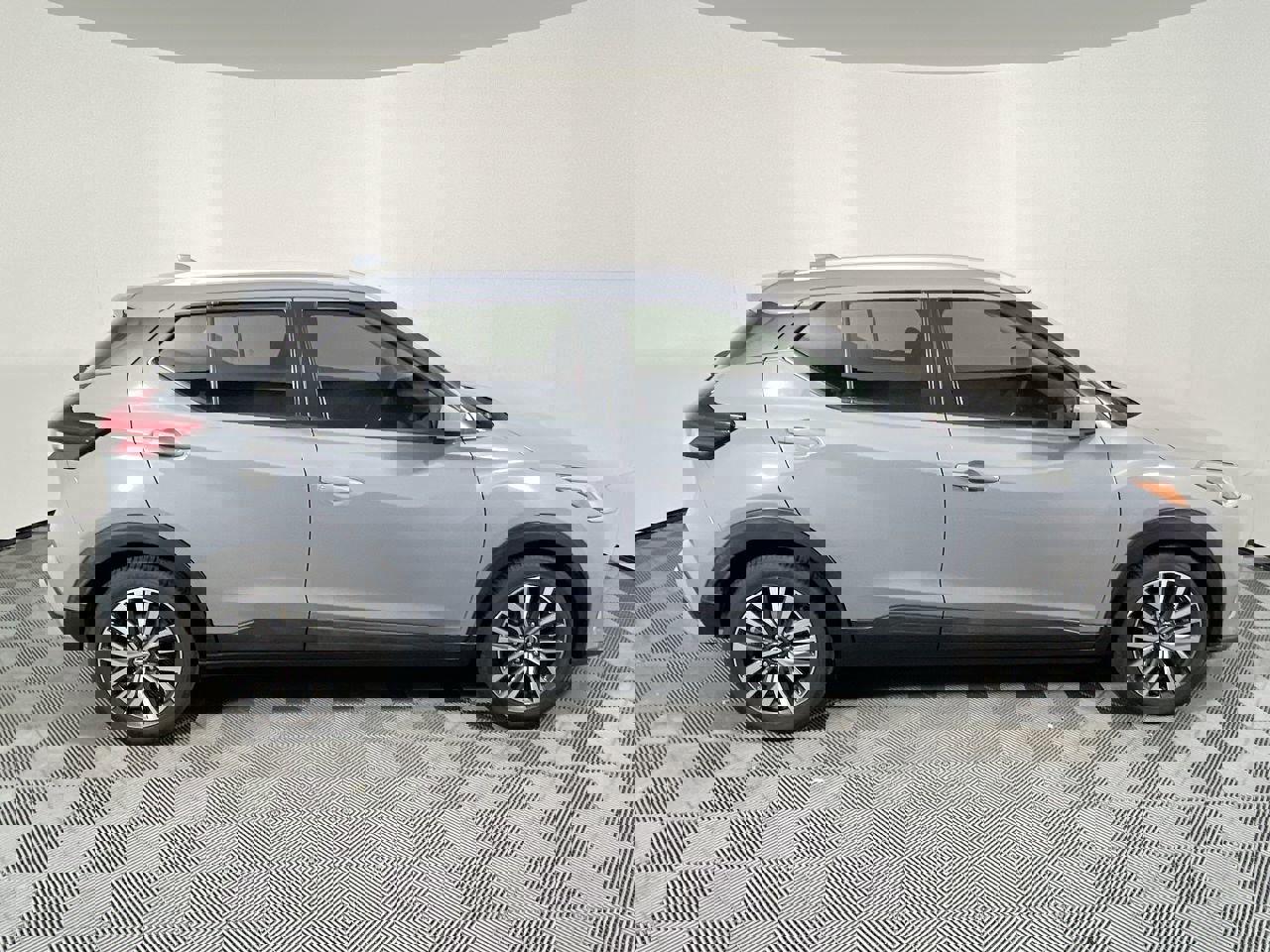 Used 2021 Nissan Kicks SV image 2