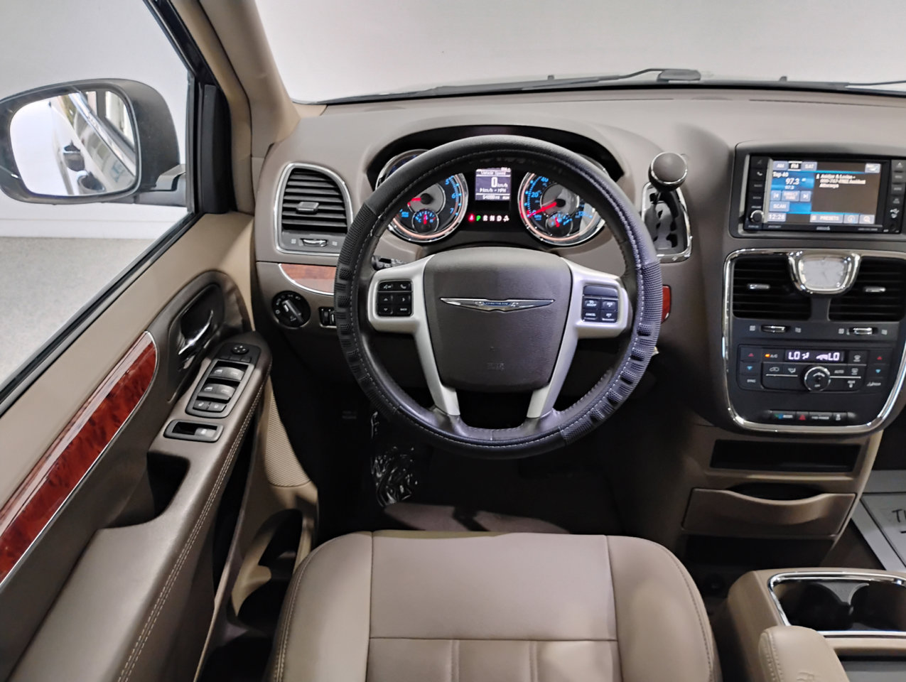 Used 2016 Chrysler Town & Country Touring image 74