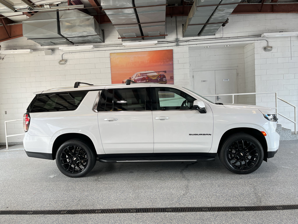 Used 2024 Chevrolet Suburban LT w/ Luxury Package RWD image 13