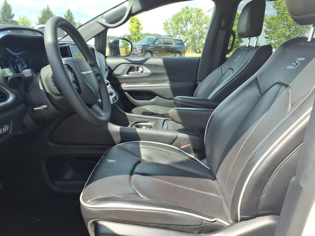 Used 2025 Chrysler Pacifica Limited FWD image 12