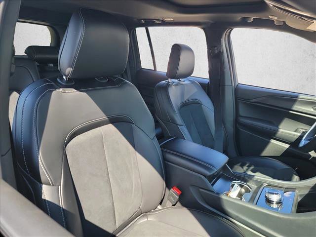 Used 2025 Jeep Grand Cherokee Altitude image 15