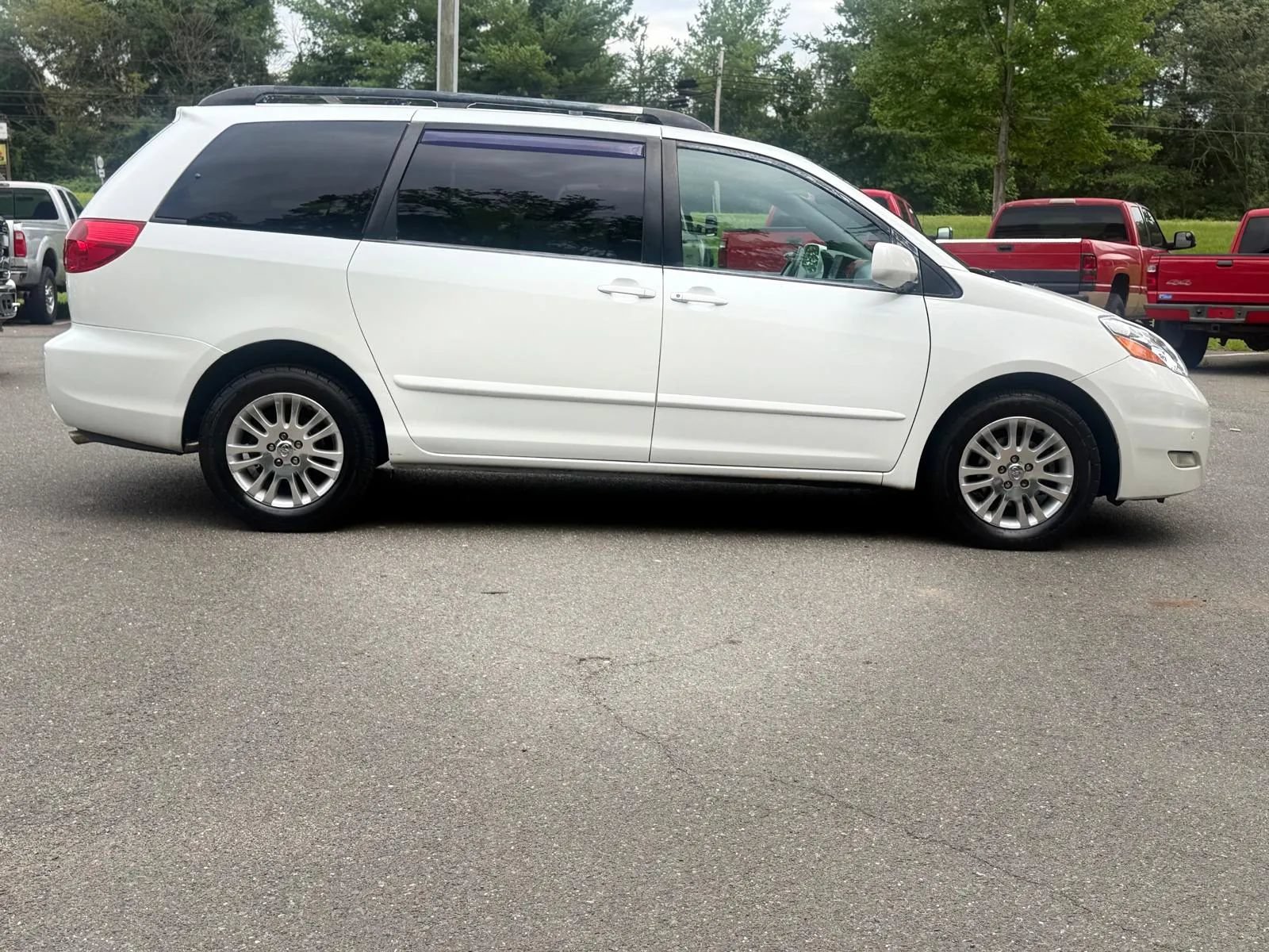 Used 2009 Toyota Sienna XLE FWD image 8