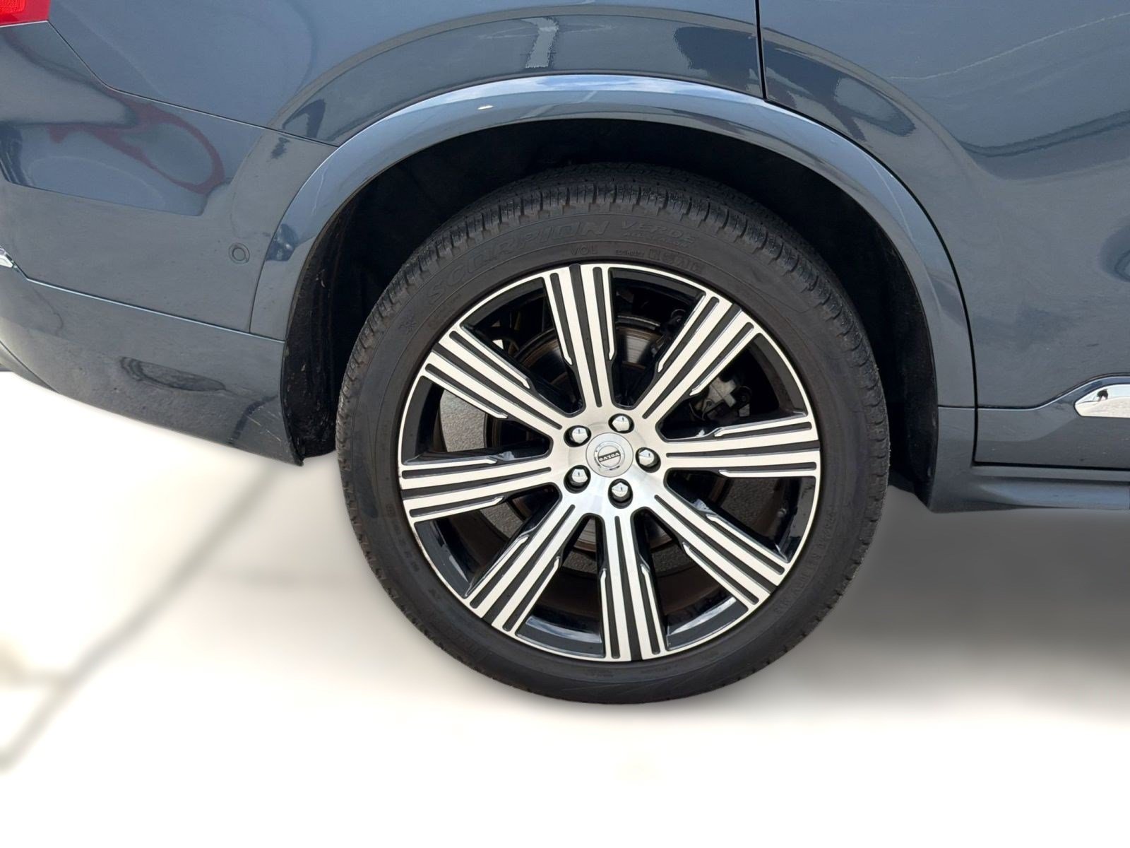 Certified 2023 Volvo XC90 B6 Ultimate w/ Protection Package Premier AWD/4WD image 12