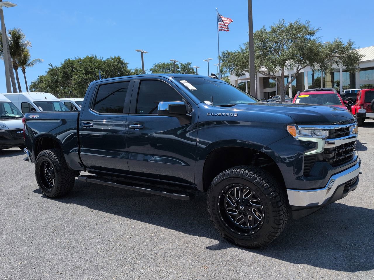 Used 2022 Chevrolet Silverado 1500 LT AWD/4WD image 2