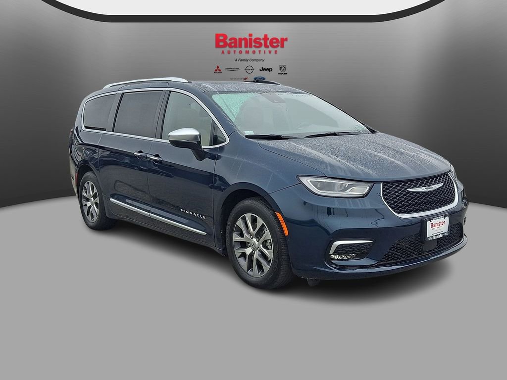 Used 2023 Chrysler Pacifica Pinnacle image 3