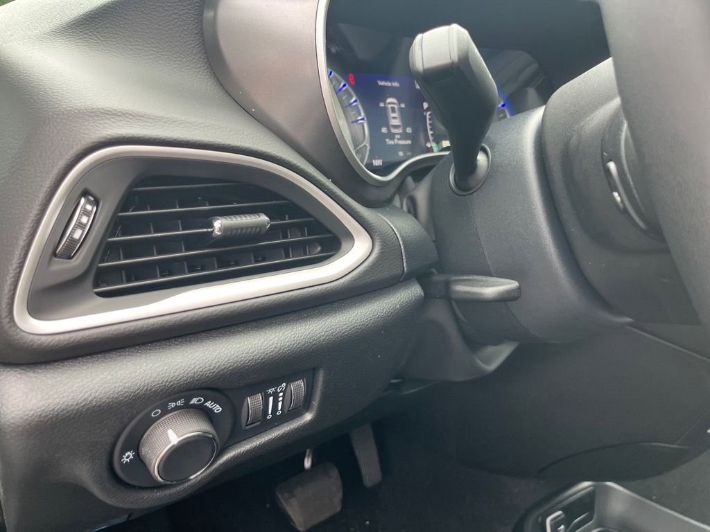 New 2025 Chrysler Voyager LX image 12