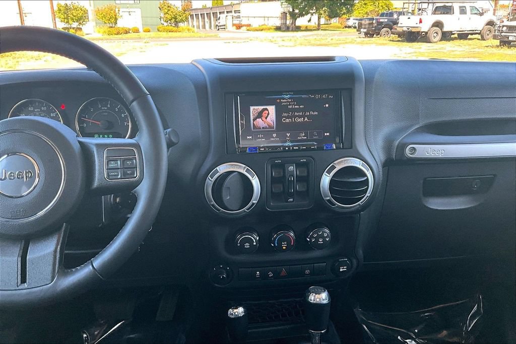 Used 2017 Jeep Wrangler Unlimited Sahara w/ Connectivity Group AWD/4WD image 8