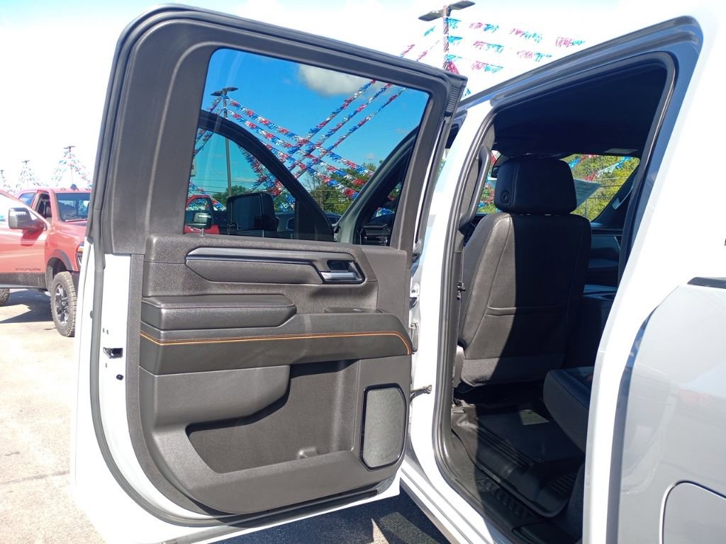 Used 2025 GMC Sierra 2500 AT4 image 13