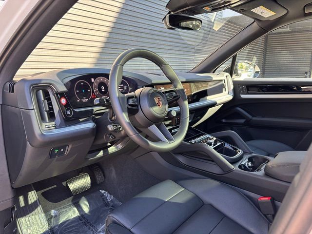 Used 2025 Porsche Cayenne AWD/4WD image 4