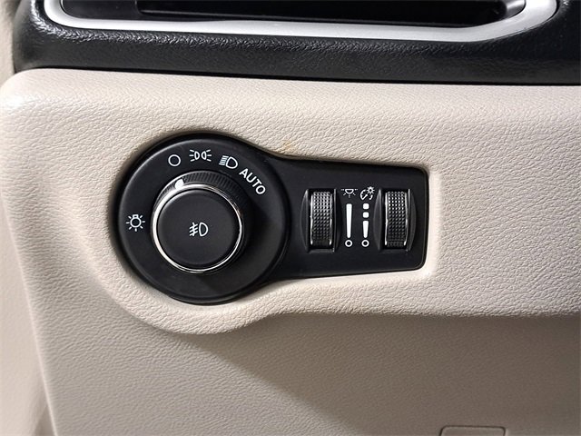 Used 2023 Chrysler Pacifica Touring-L image 22