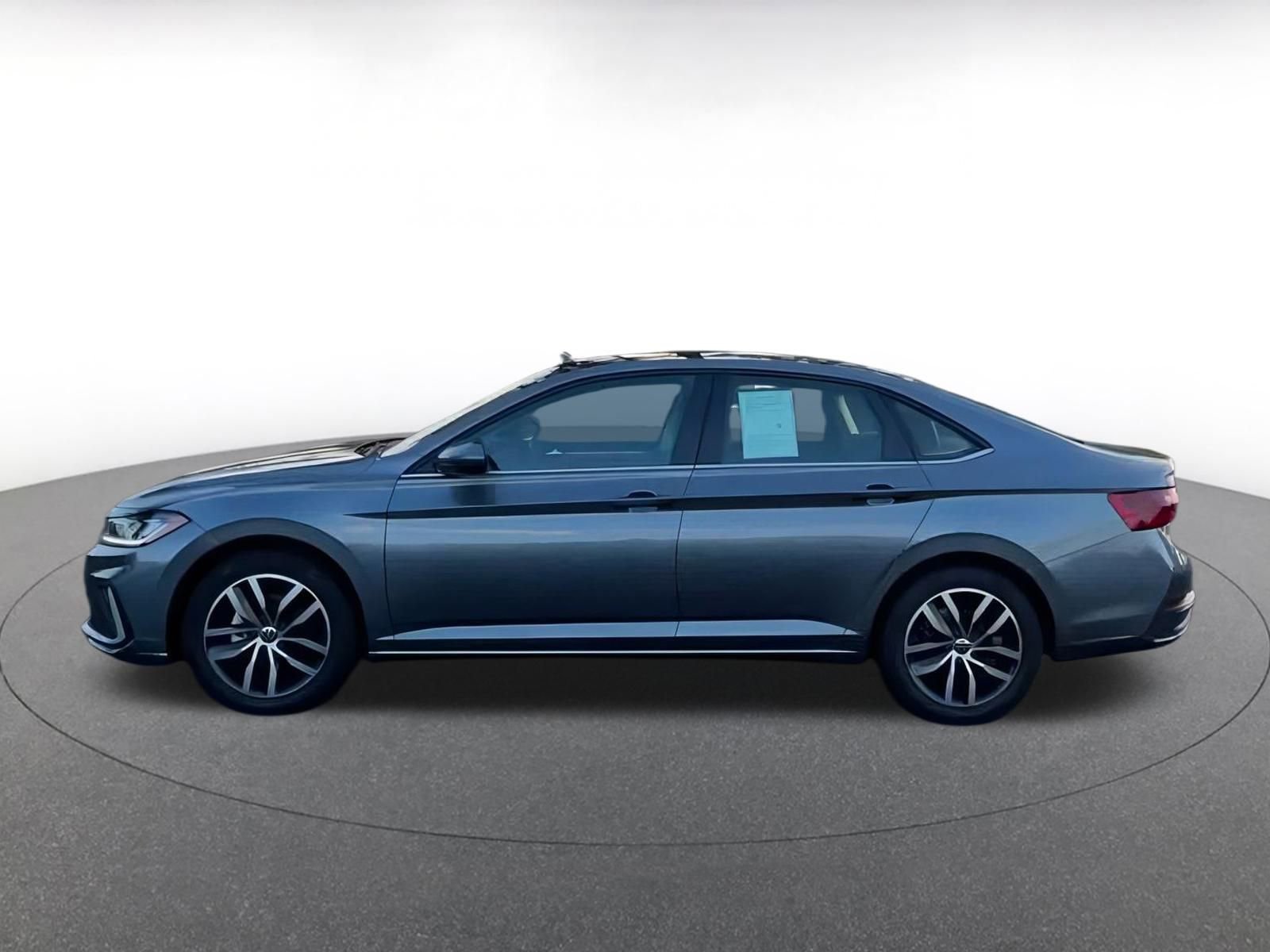Used 2025 Volkswagen Jetta SE image 12