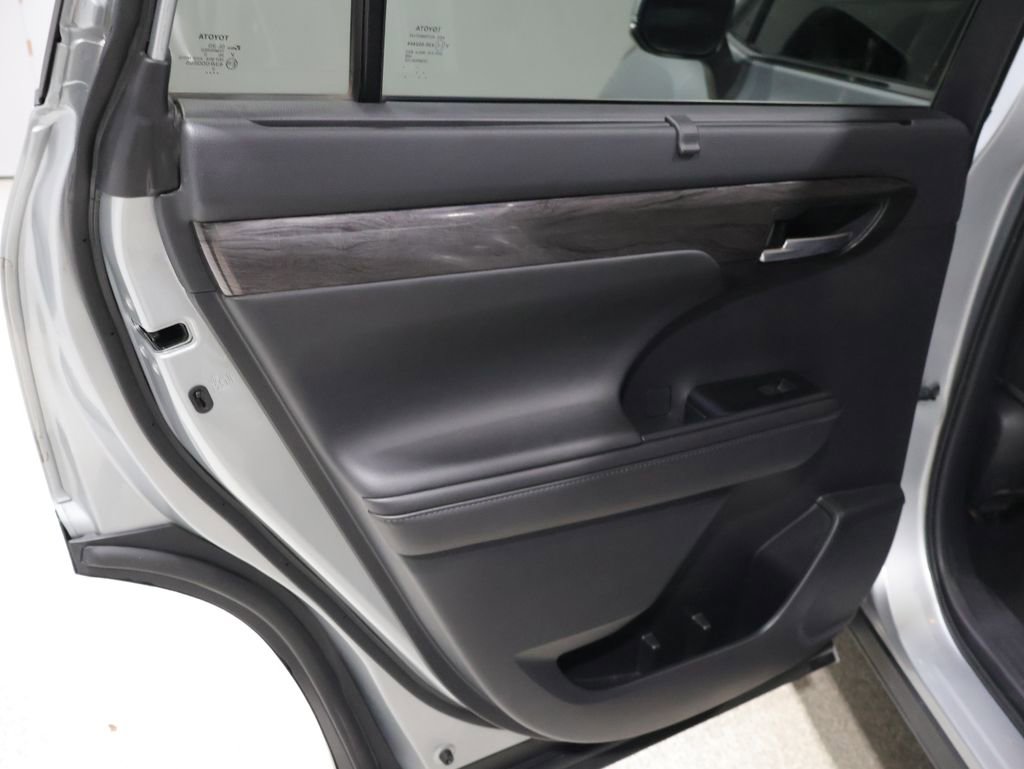 Used 2020 Toyota Highlander Platinum image 19