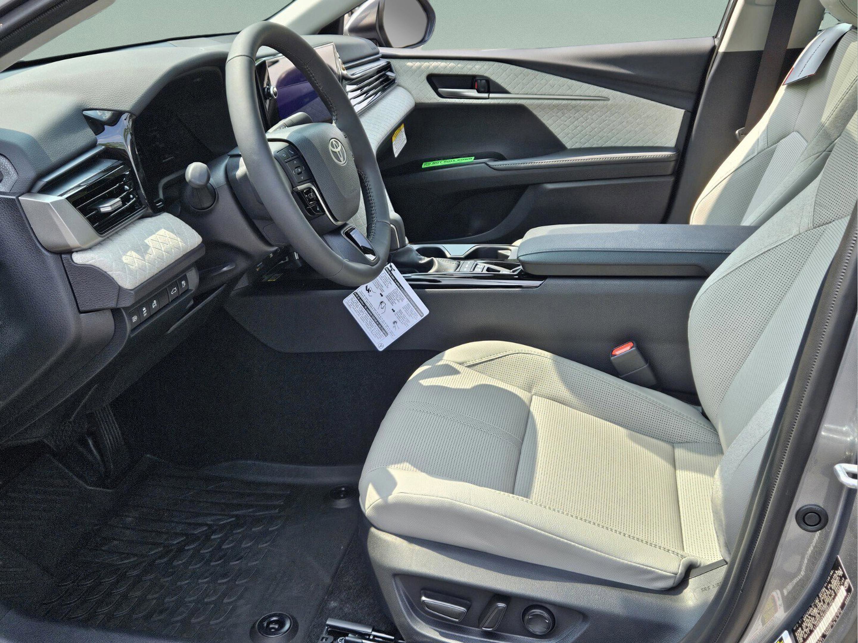 Used 2025 Toyota Camry XLE image 7