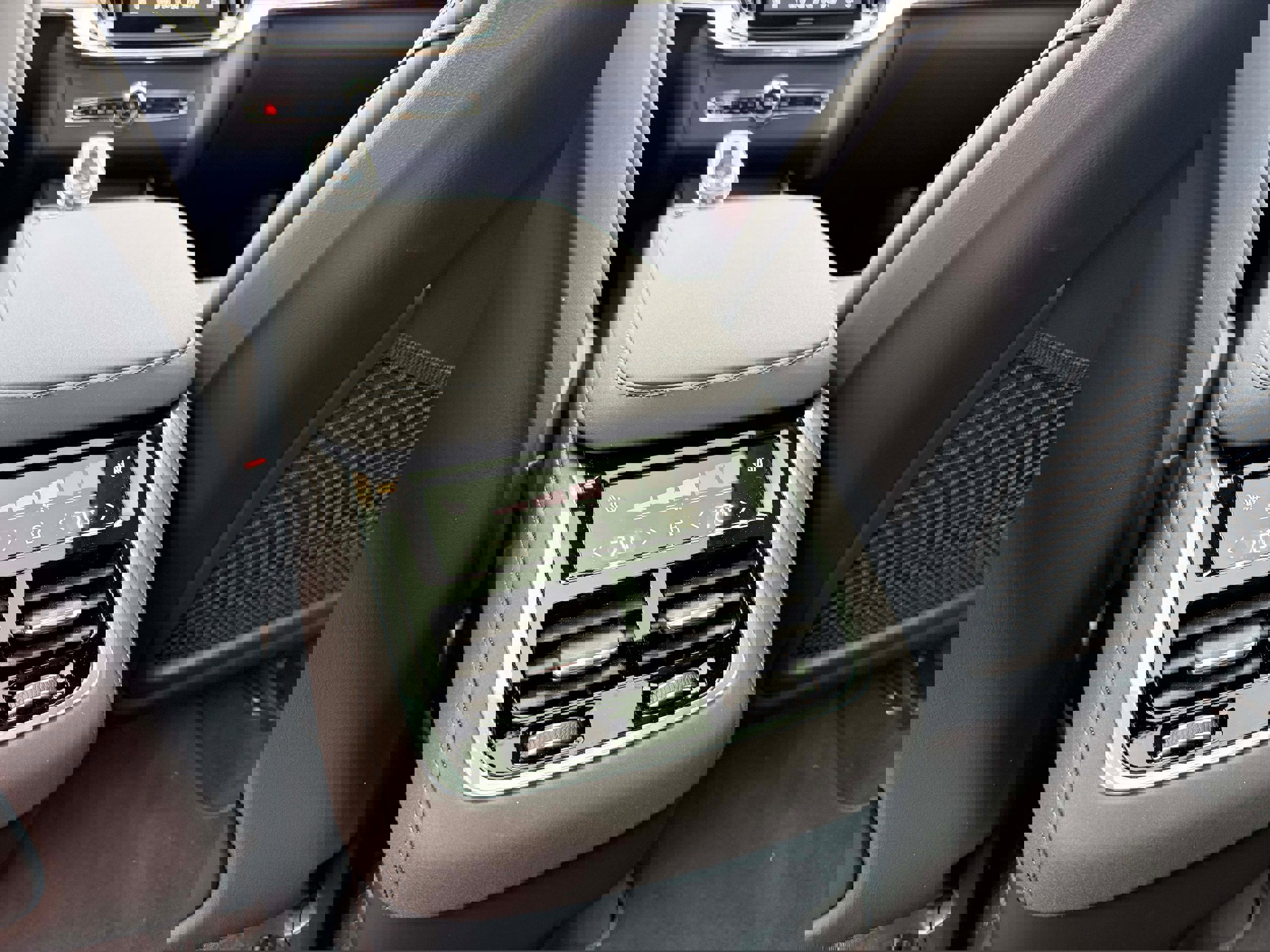 Certified 2025 Volvo XC90 B5 Plus image 17