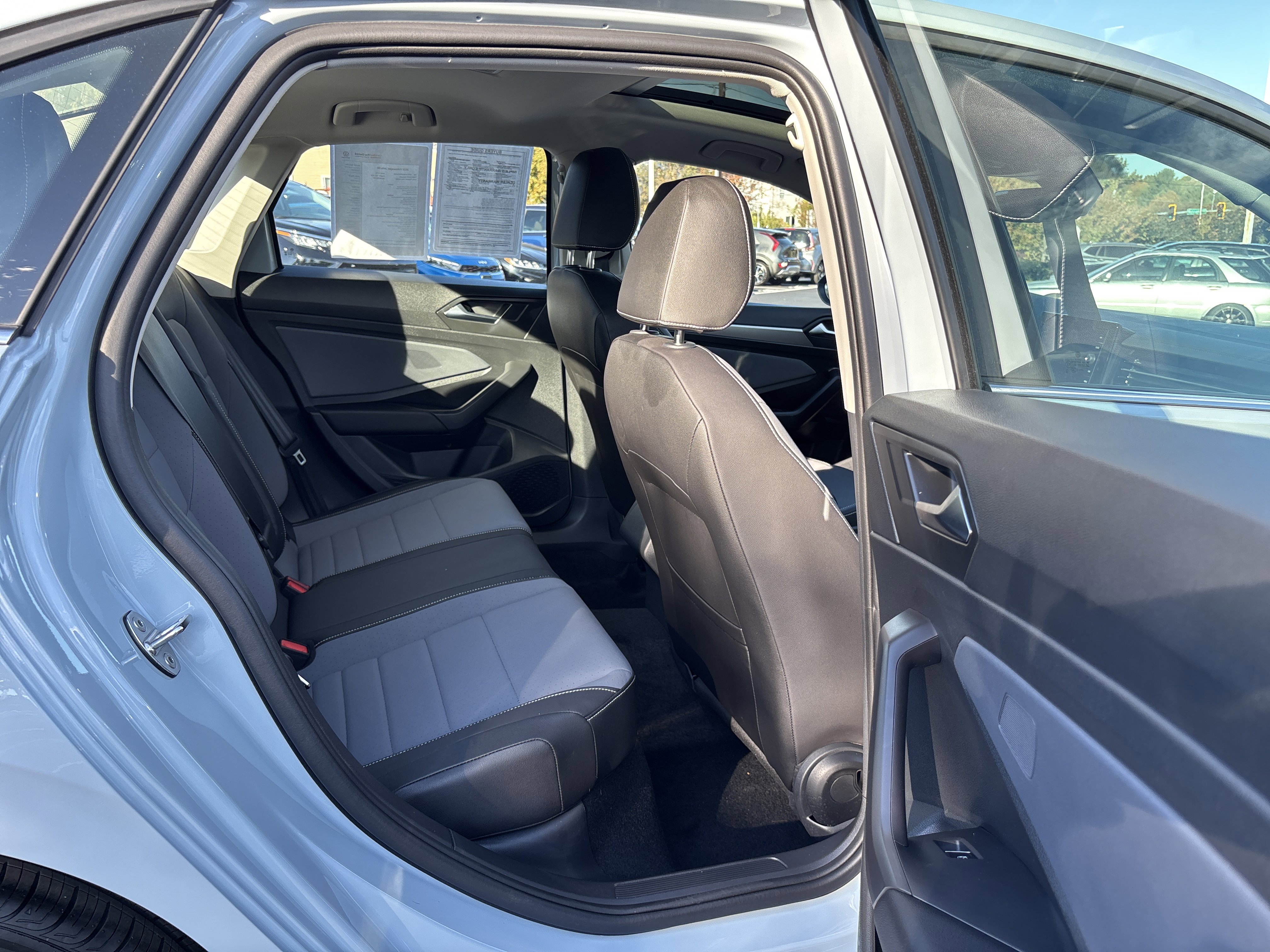 Certified 2025 Volkswagen Jetta SE w/ Sunroof Package image 35