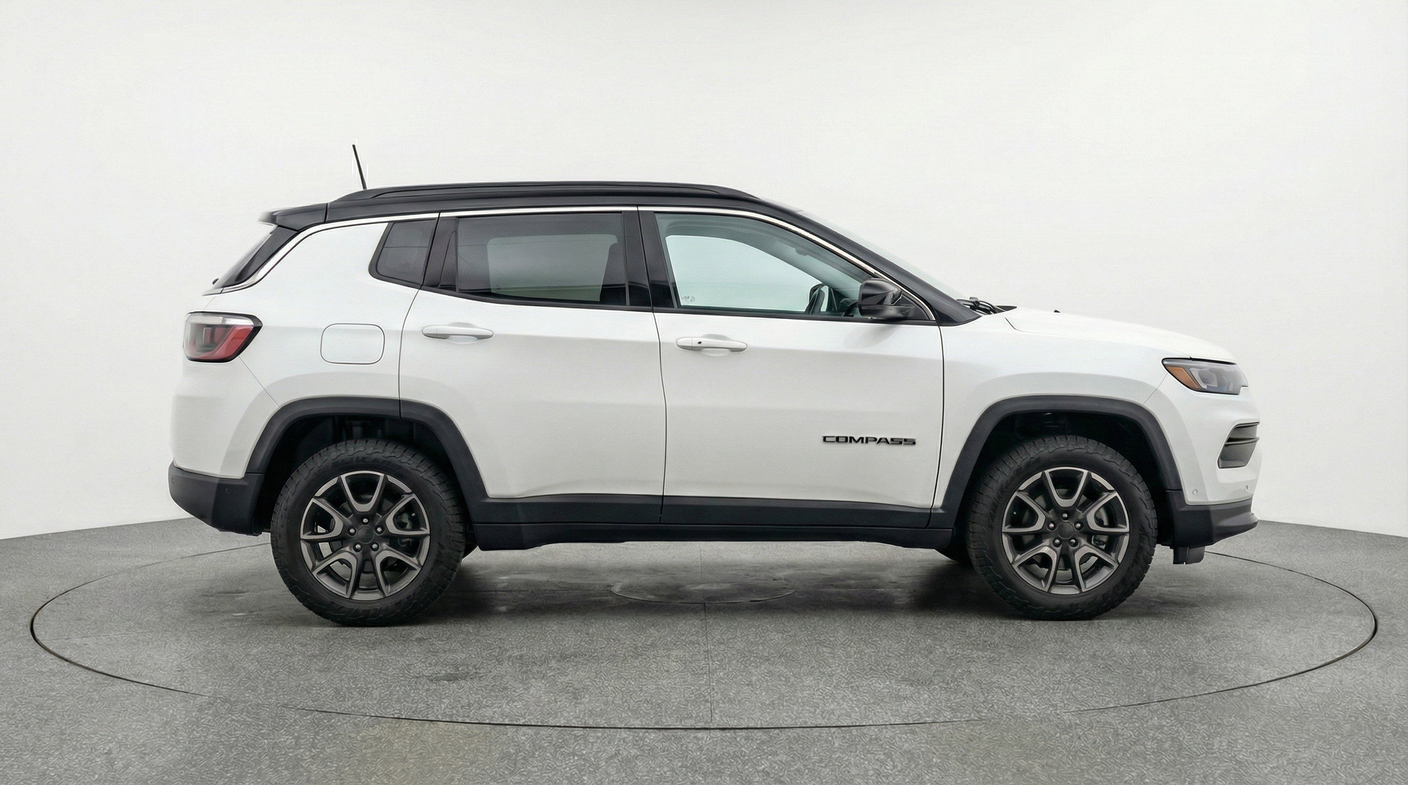Used 2025 Jeep Compass Trailhawk image 11