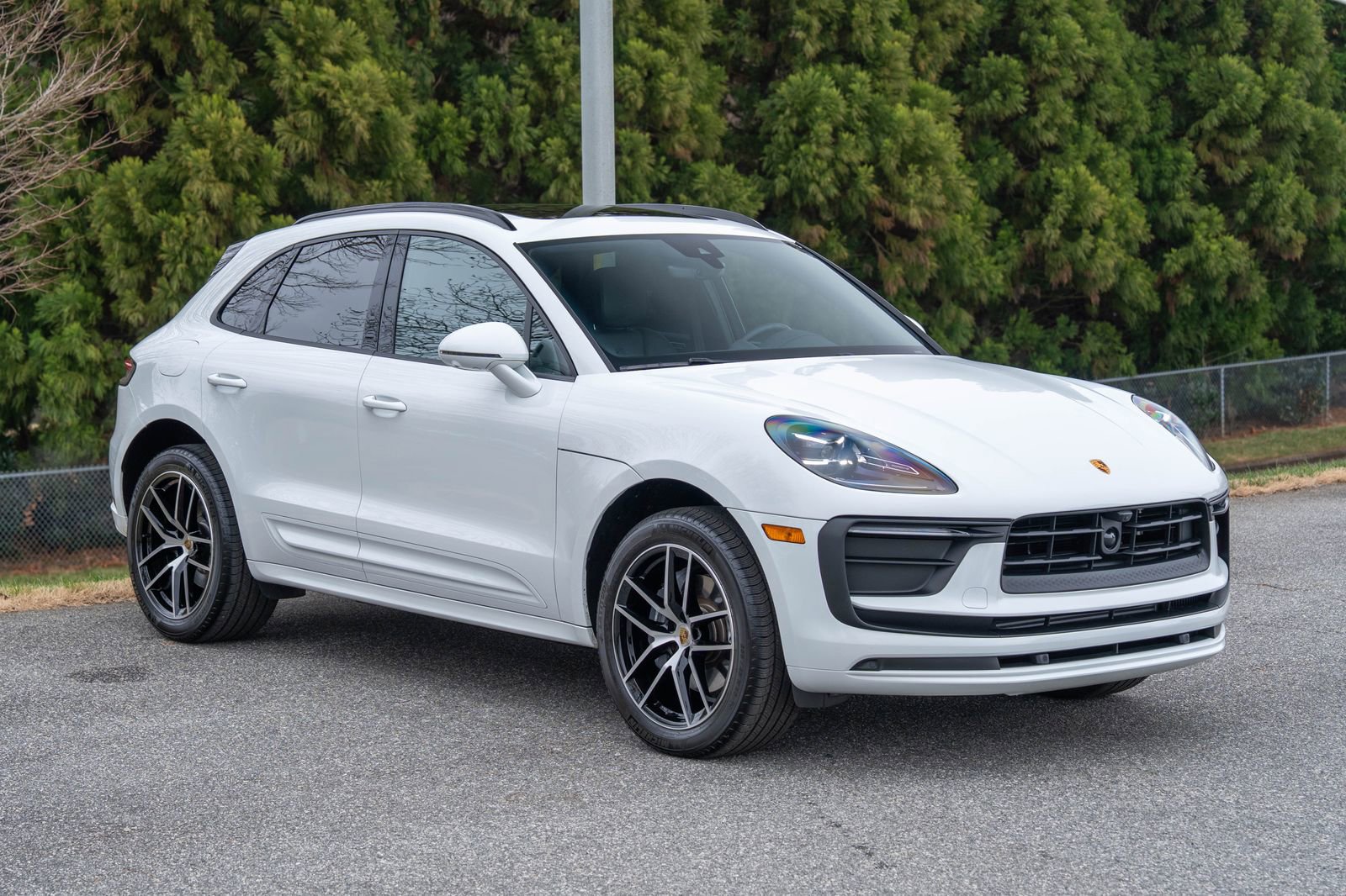 Certified 2025 Porsche Macan image 9