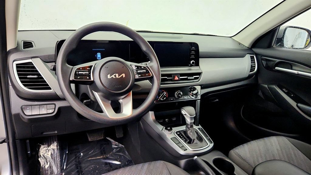 Used 2025 Kia Seltos LX AWD/4WD image 12