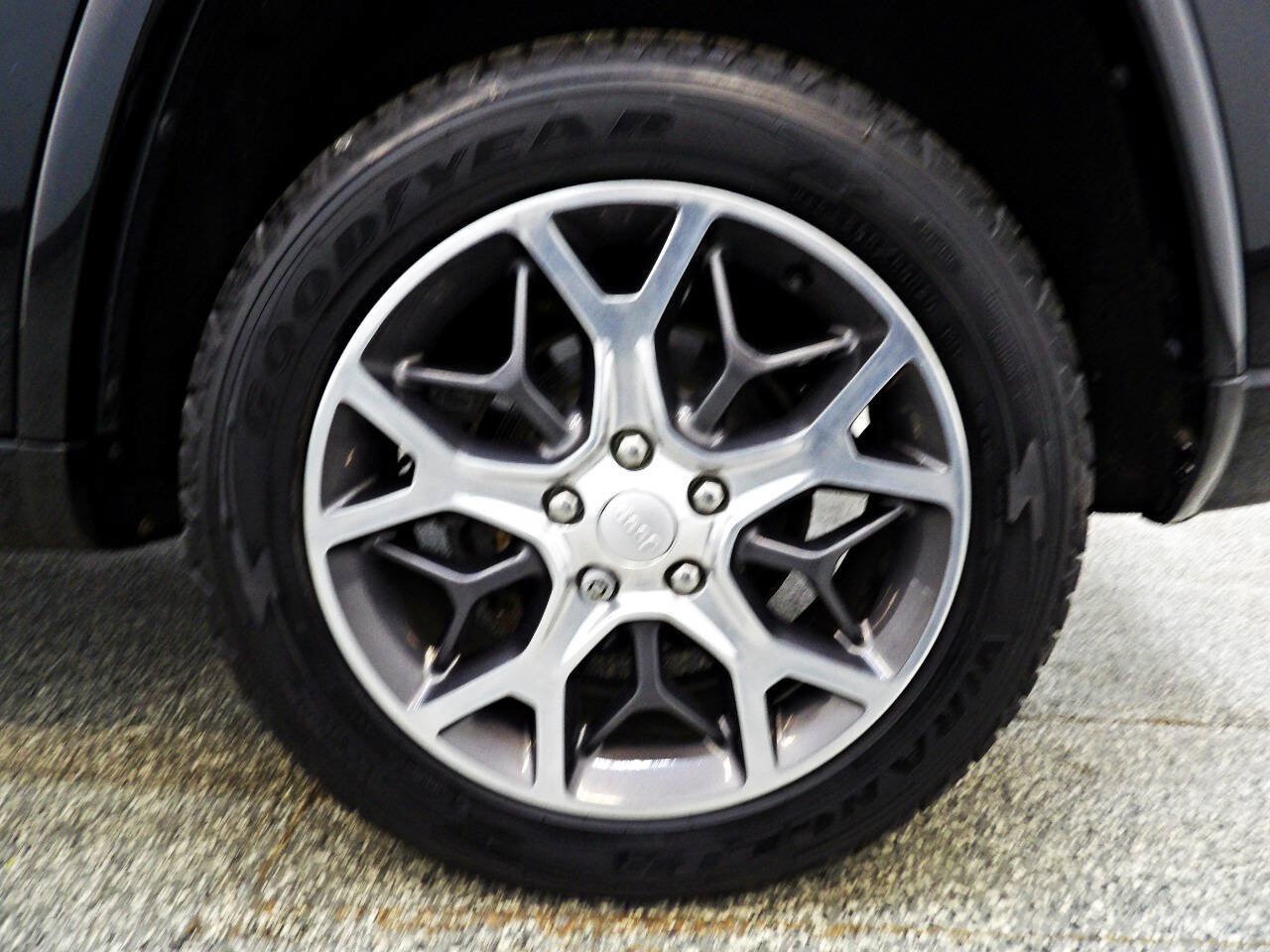 Used 2019 Jeep Grand Cherokee Overland AWD/4WD image 21