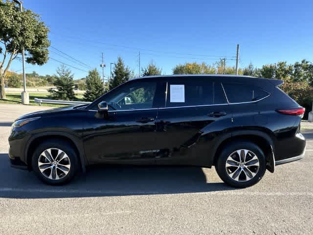 Used 2022 Toyota Highlander XLE AWD/4WD image 2