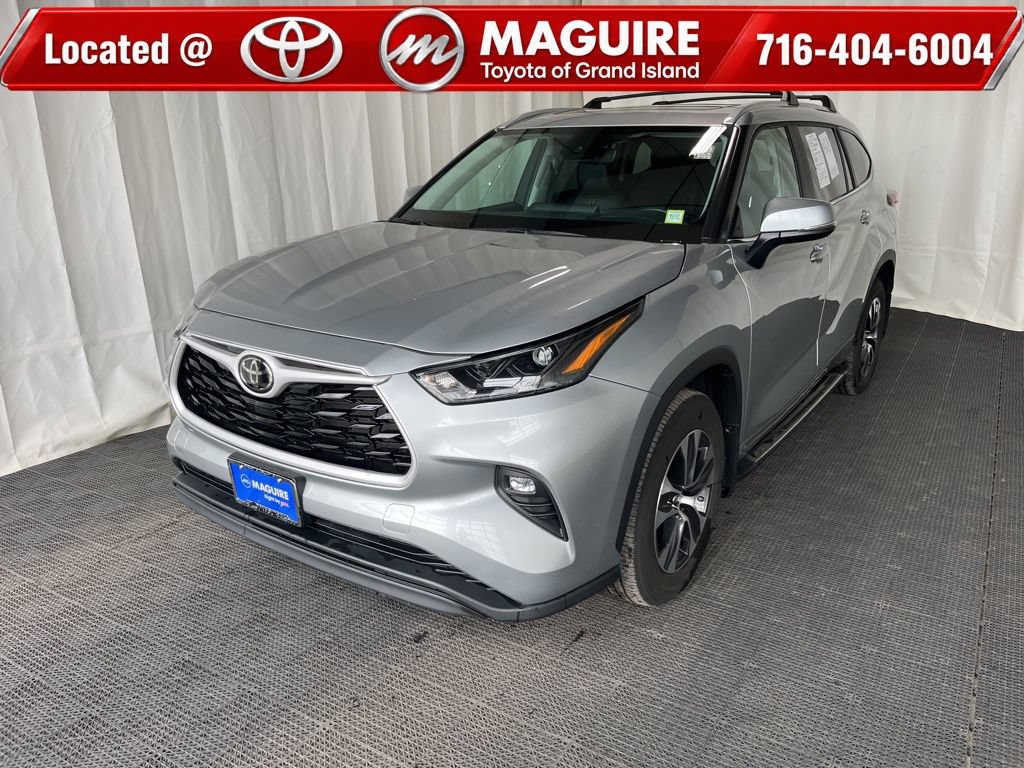 Used 2024 Toyota Highlander XLE AWD/4WD image 1