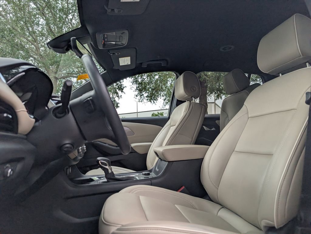 Used 2023 Chevrolet Traverse Premier FWD image 15
