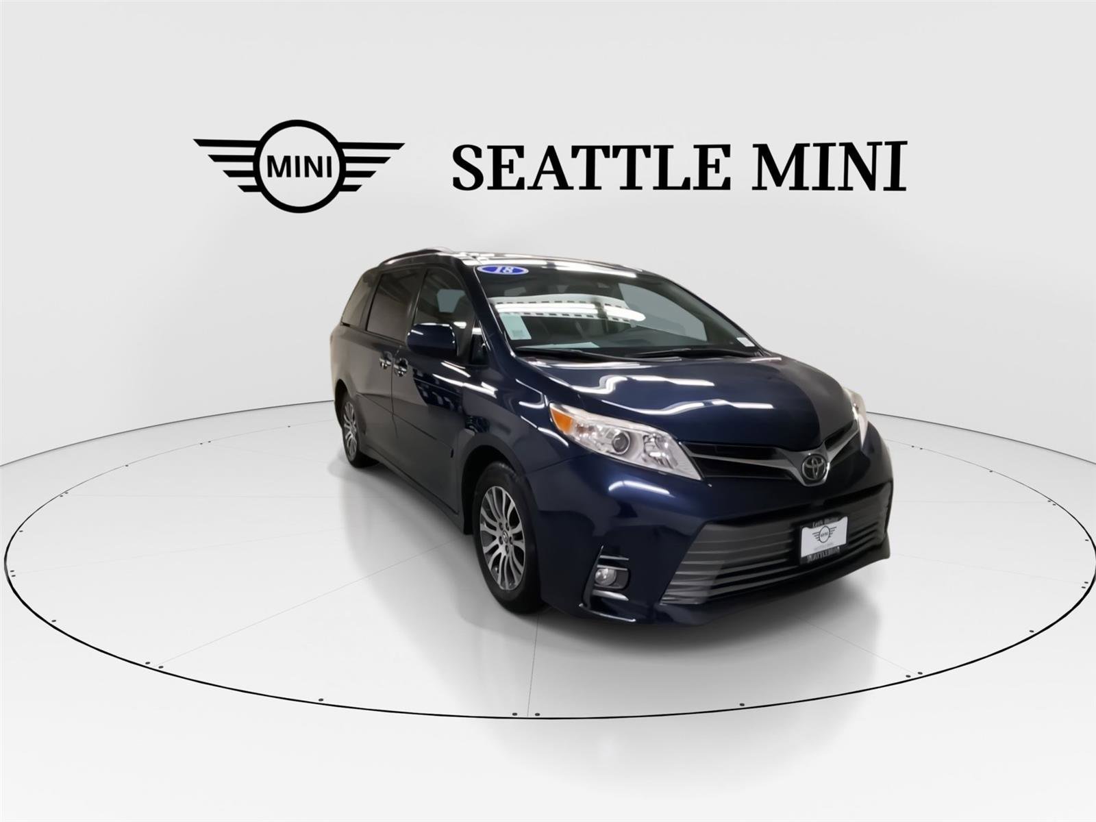 Used 2018 Toyota Sienna XLE image 3
