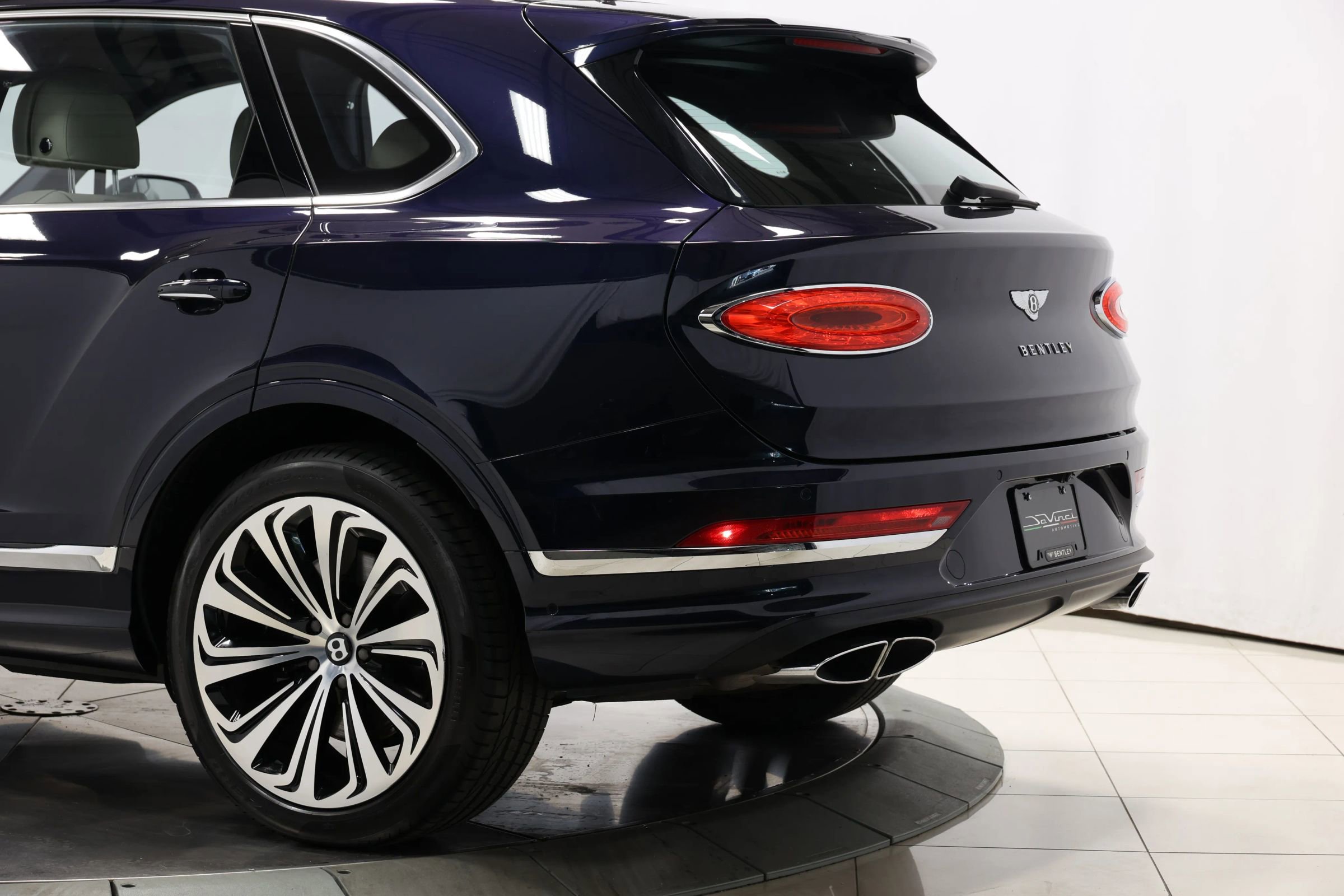 Used 2022 Bentley Bentayga image 81