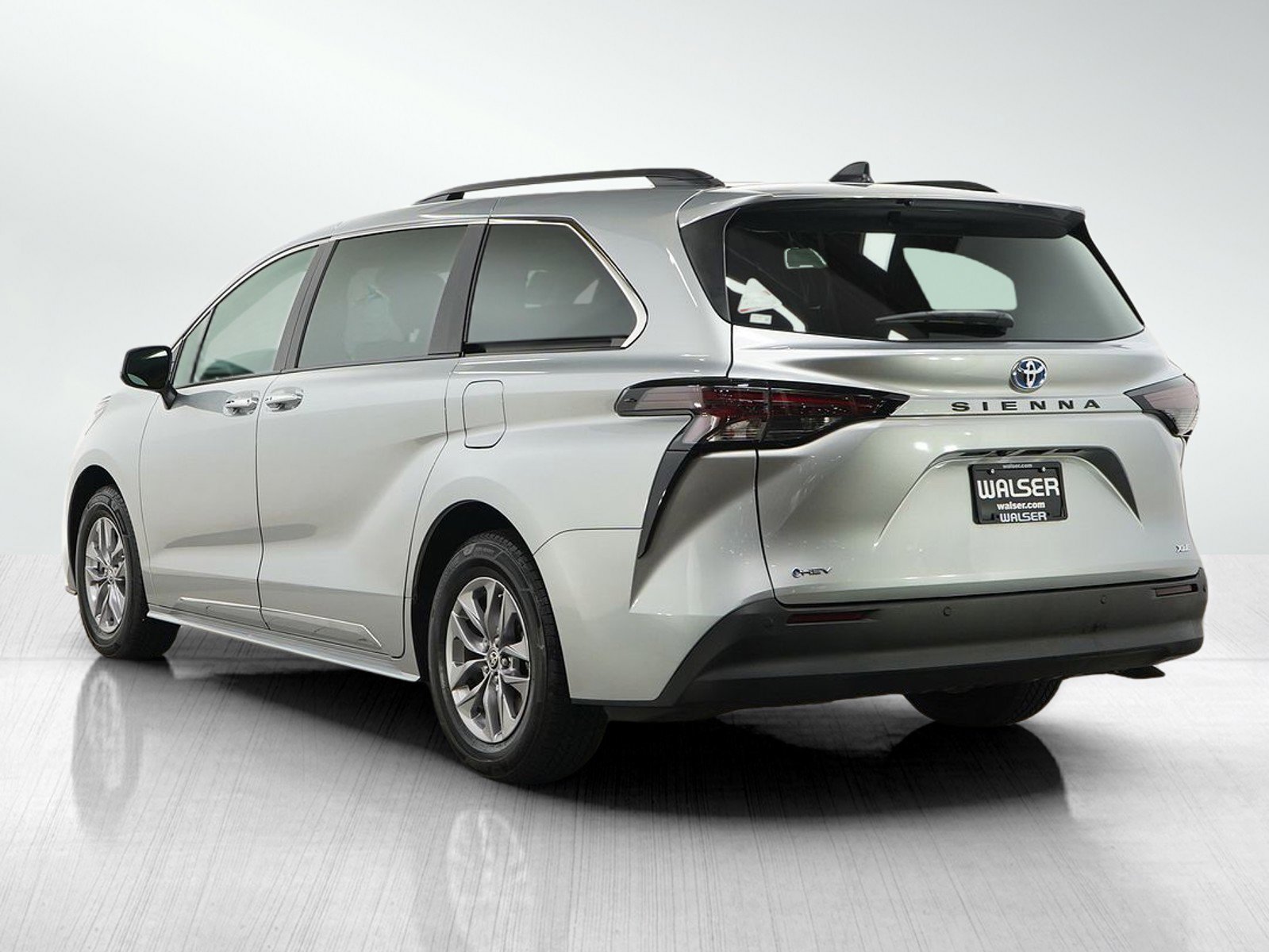 Used 2025 Toyota Sienna XLE FWD image 4