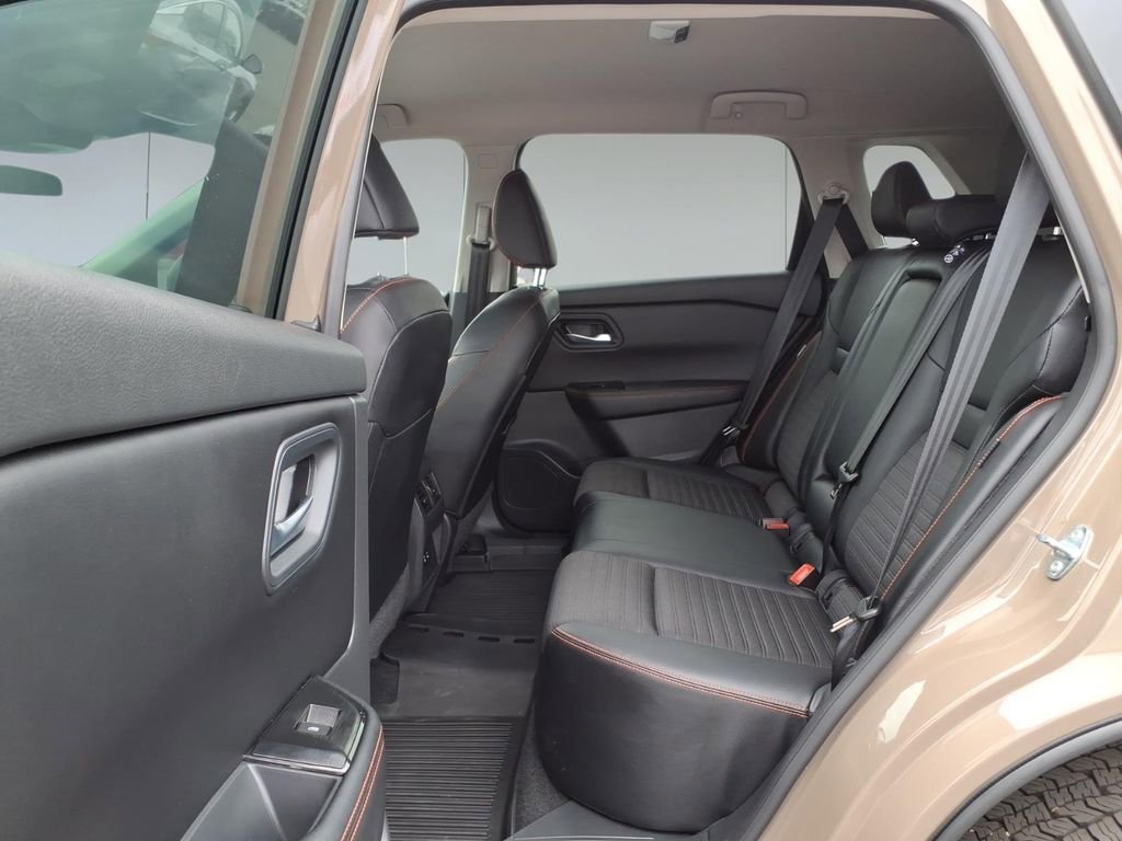 Used 2025 Nissan Rogue SV image 10