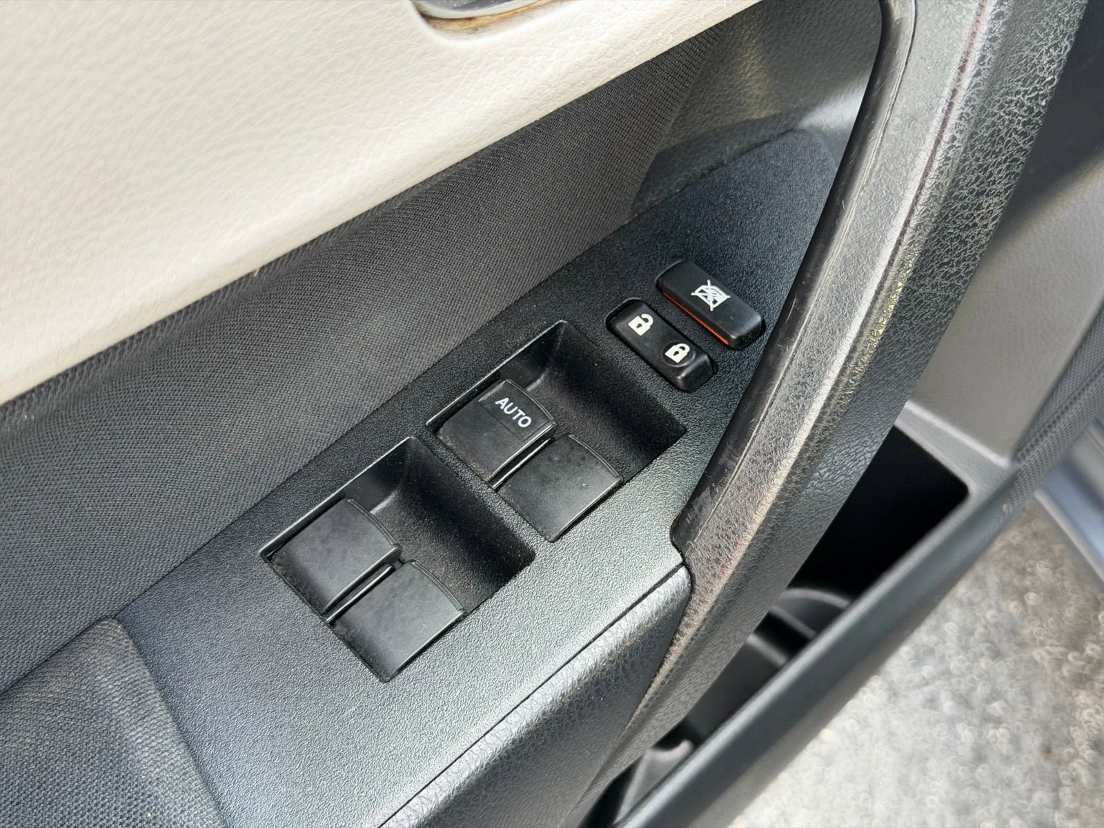 Used 2014 Toyota Corolla LE image 12