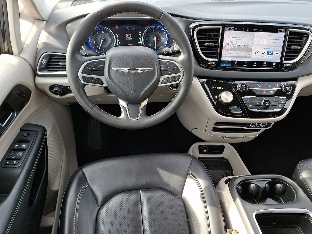 Used 2024 Chrysler Pacifica Touring-L image 11