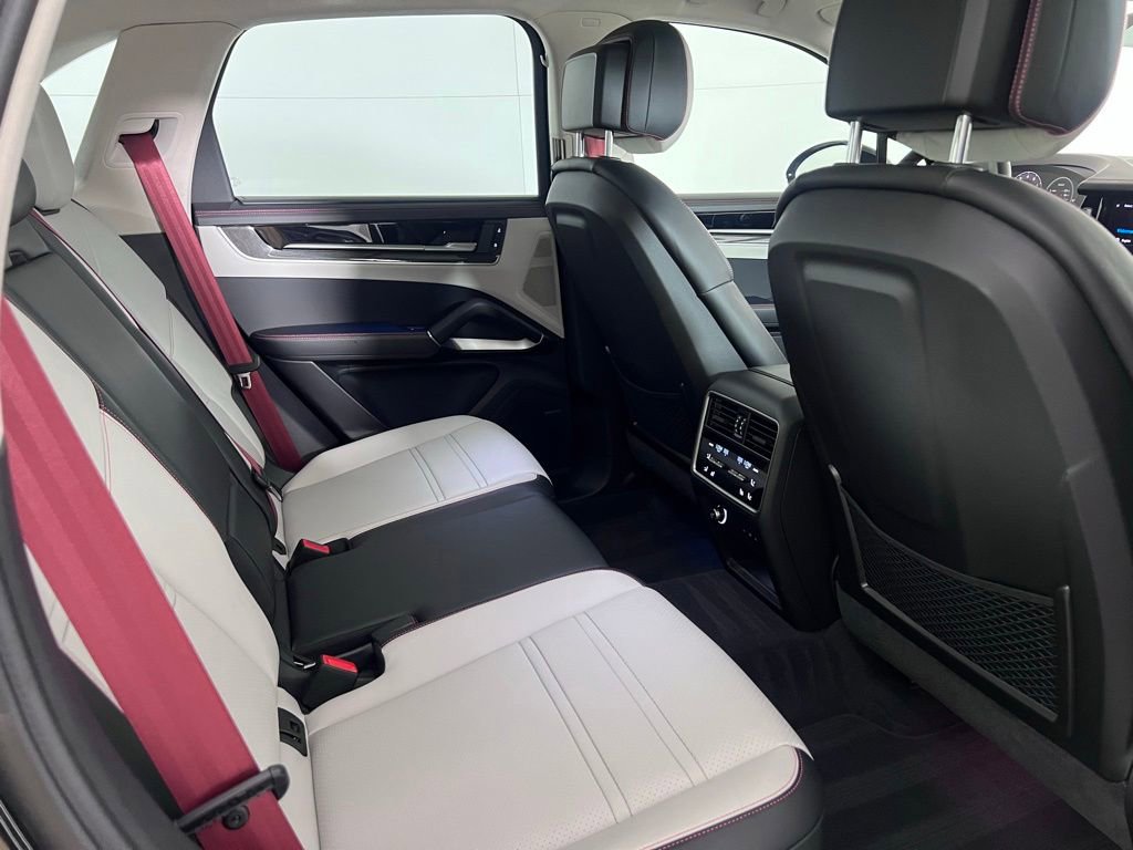 Certified 2025 Porsche Cayenne Turbo AWD/4WD image 24