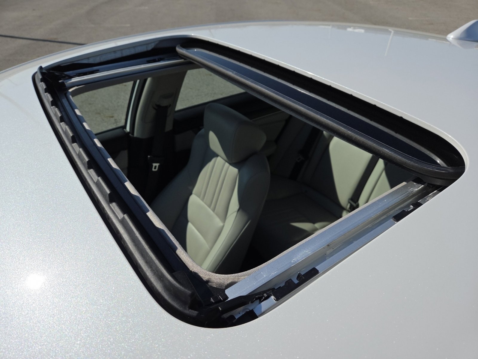 Used 2018 Honda Accord Touring image 3